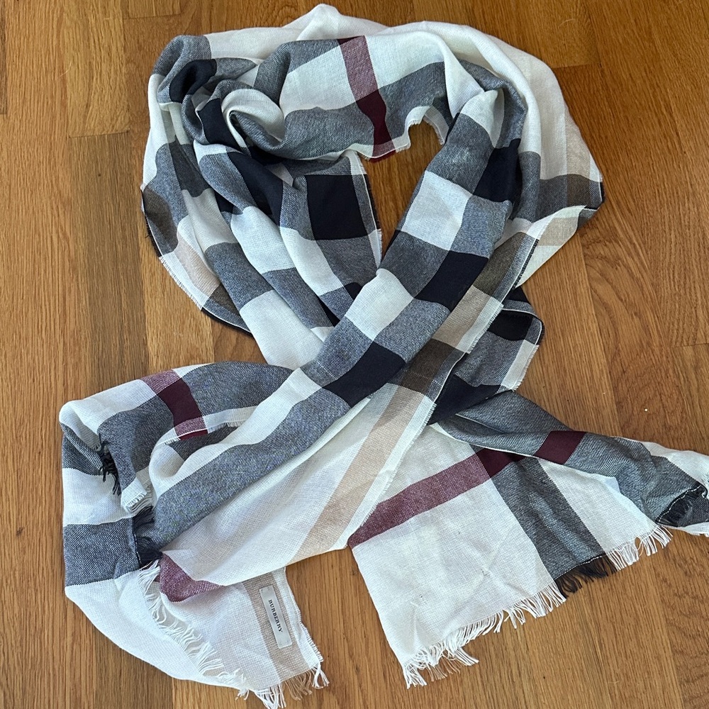 Burberry Beige and White Textured Fabric